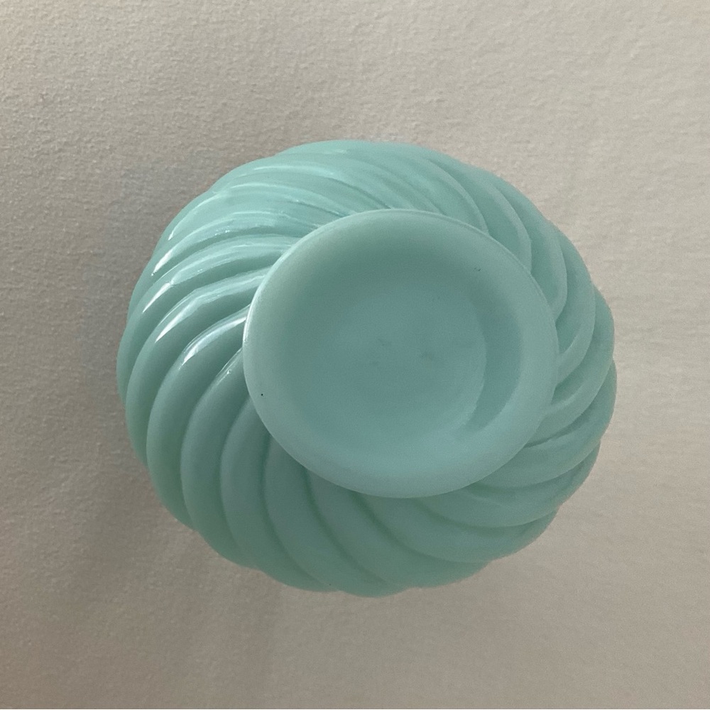 Fenton Swirl Vase in Pastel Mint Green Milk Glass - 1950s - Picture 7 of 10